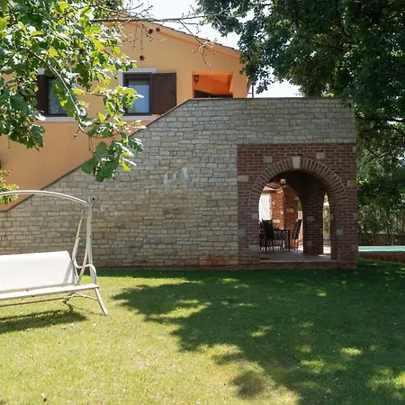 Vila Hrast *